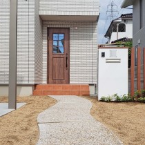新築の外構工事|真っ白な塗り壁門柱とアルミ角柱 新築の外構工事|真っ白な塗り壁門柱とアルミ角柱