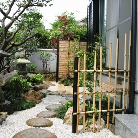 つくばいと灯篭のある日本庭園