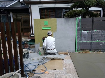 塗り壁門柱　抹茶色