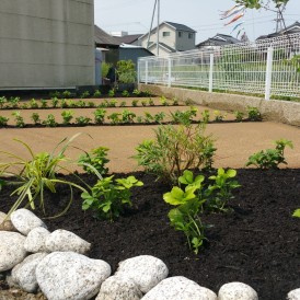 ごろた石の花壇