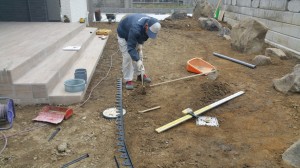 芝生と砂利との見切りのためのエッジ材 姫路 姫路市の外構 エクステリア お庭のことなら サンガーデンへ 芝生と砂利との見切りのためのエッジ材 姫路 姫路市の外構 エクステリア お庭のことなら サンガーデンへ
