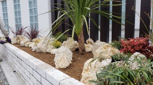 姫路市植栽工事 シンボルツリーのハイノキと琉球石でリゾート風の花壇工工事 姫路市の外構 エクステリア お庭のことなら サンガーデンへ 姫路市植栽工事 シンボルツリーのハイノキと琉球石でリゾート風の花壇工工事 姫路市の外構 エクステリア お庭のことなら サンガーデンへ