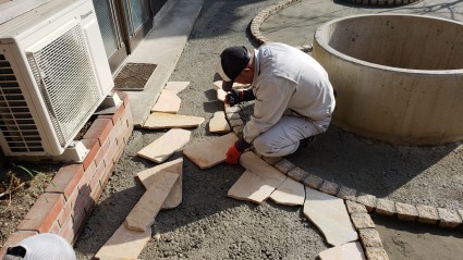 佐用町雑草の庭リフォーム工事｜自然石乱貼り