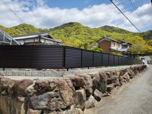 木製フェンスを撤去してアルミ形材フェンスで安全な目隠しフェンス 姫路市の外構 エクステリア お庭のことなら サンガーデンへ 木製フェンスを撤去してアルミ形材フェンスで安全な目隠しフェンス 姫路市の外構 エクステリア お庭のことなら サンガーデンへ