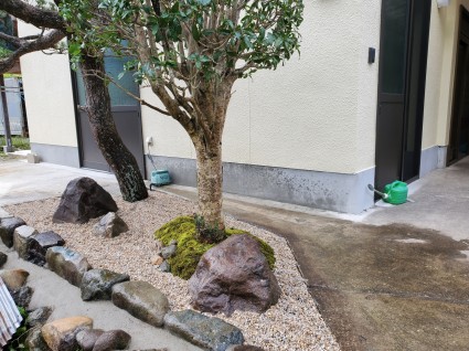 小さな苔庭｜石と苔でシンプルモダンの庭