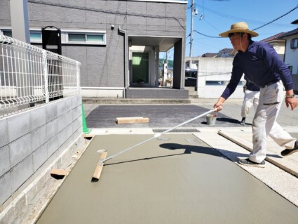 姫路和モダン外構工事駐車場土間コンクリート刷毛引き仕上げ