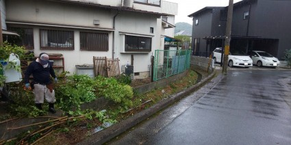 空き家の除草作業