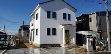太子町外構｜真っ白な塗り壁と石貼りアプローチ