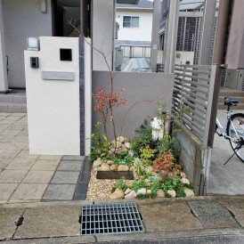 姫路市植栽工事｜門柱前の小さな花壇を植木と下草と自然石で素敵にアレンジ...