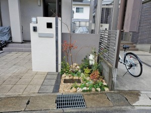 姫路市植栽工事 門柱前の小さな花壇を植木と下草と自然石で素敵にアレンジガーデン 姫路市の外構 エクステリア お庭のことなら サンガーデンへ 姫路市植栽工事 門柱前の小さな花壇を植木と下草と自然石で素敵にアレンジガーデン 姫路市の外構 エクステリア お庭のことなら サンガーデンへ