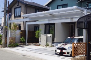庭のカーポートから玄関まで雨に濡れるのを解決するテラス工事 姫路市の外構 エクステリア お庭のことなら サンガーデンへ 庭のカーポートから玄関まで雨に濡れるのを解決するテラス工事 姫路市の外構 エクステリア お庭のことなら サンガーデンへ
