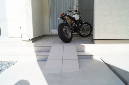 スロープタイルテラス