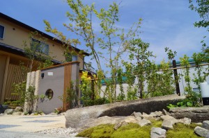 姫路市外構 緑と自然石でデザインした現代和風住宅のかっこいい和モダンなお庭 姫路市の外構 エクステリア お庭のことなら サンガーデンへ