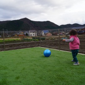 草が生えるお庭を真砂土舗装と人工芝で管理が楽になるお庭工事　市川町