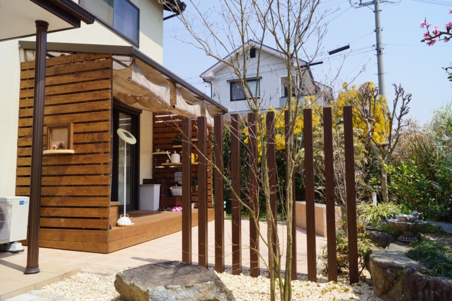 木製の手作りな棚やベンチのあるウッドデッキ 姫路市 姫路市の外構 エクステリア お庭のことなら サンガーデンへ