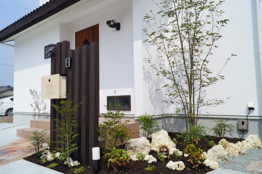姫路市外構 オシャレな白いお家と可愛い石でコーディネートしたエクステリアデザイン 姫路市の外構 エクステリア お庭のことなら サンガーデンへ