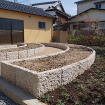 アールデザインの板石花壇 アールデザインの板石花壇