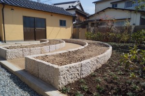 道路境界に生垣 ブロック土留めじゃない板石でオシャレに土留め 姫路市の外構 エクステリア お庭のことなら サンガーデンへ