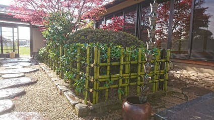 天然竹で四ツ目垣
