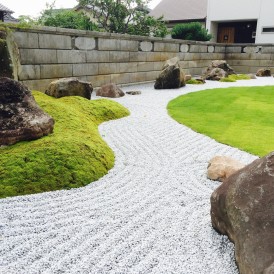 芝生と砂利の庭