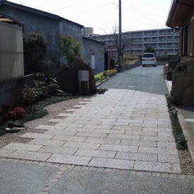 駐車場を兼ね備えたアプローチのある門周り　加古川市　T様邸