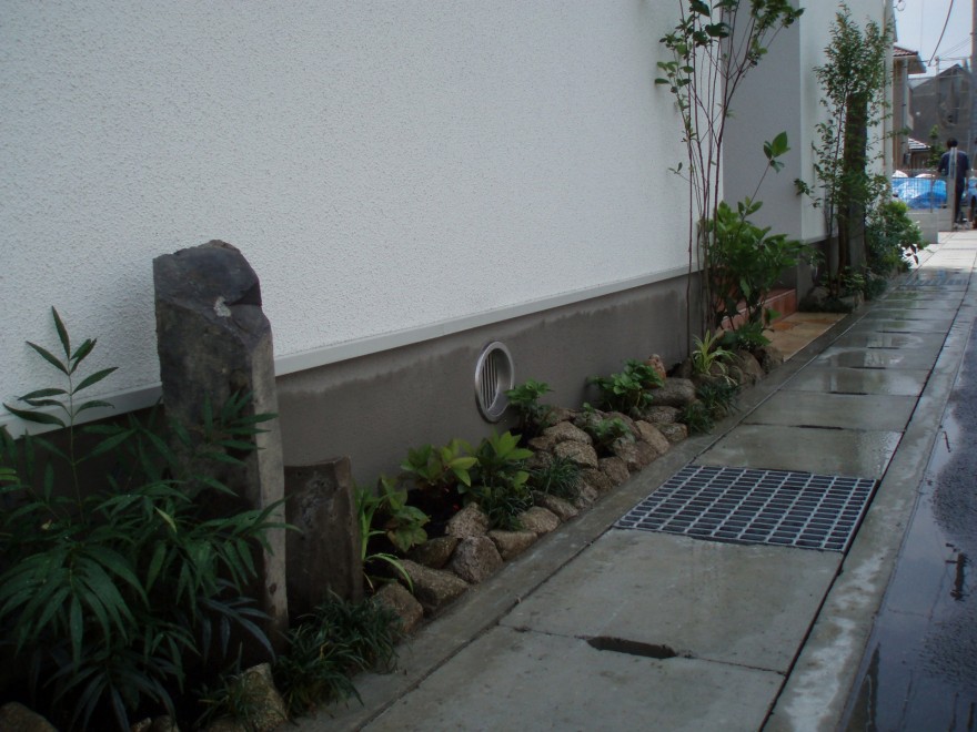 自然なゴロタ石でモダンスタイルな門周り 姫路市 M様邸｜姫路市の外構・エクステリア・お庭のことなら、サンガーデンへ。