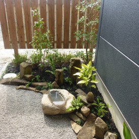 水鉢のある坪庭　トクサと自然石でアレンジ　姫路市　Ｏ様邸