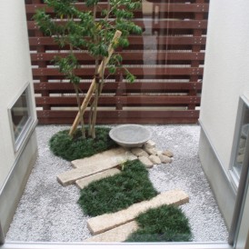 リュウノヒゲの築山にシンプルな水鉢の坪庭　姫路市　Ｅ様邸