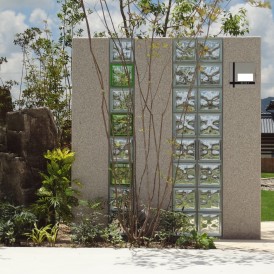 ガラスブロックと御影石の門柱に雑木の庭　神崎郡神川町Ｍ様邸