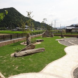 芝生（TM-8）を育てるの緑がきれいな管理しやすいお庭　神崎郡M様邸