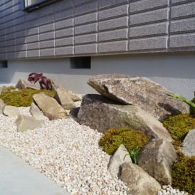 趣きのある自然石の現代風坪庭　姫路市Ｏ様邸