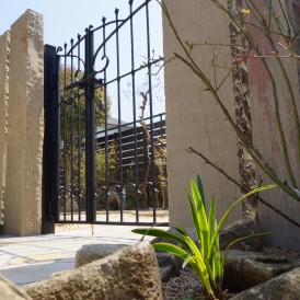 ナチュラル素材のオリジナル石門柱のリフォームガーデン　姫路市T様邸
