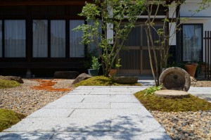 苔と石の門柱に敷石アプローチの和風の庭 姫路市s様邸 姫路市の外構 エクステリア お庭のことなら サンガーデンへ 苔と石の門柱に敷石アプローチの和風の庭 姫路市s様邸 姫路市の外構 エクステリア お庭のことなら サンガーデンへ