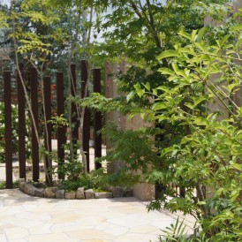 自然石を貼ったナチュラルな曲線のアプローチ　姫路市Ｔ様邸