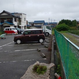 月極め駐車場の除草作業