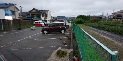 月極め駐車場の除草作業