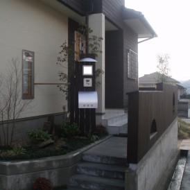 オリジナル板塀と門柱の和モダンデザインの庭　姫路市Ｈ様邸