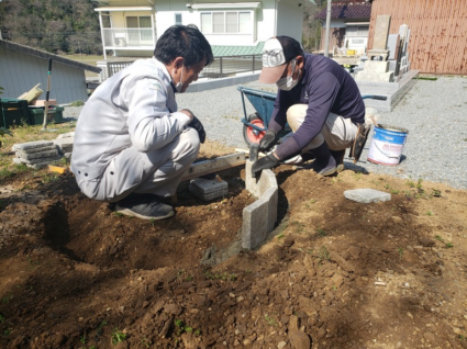 石を並べて花壇づくり